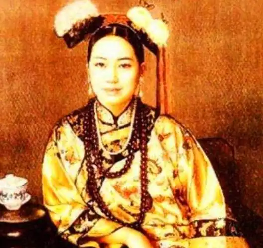 这是一张慈禧年青时的照片,直挺的身钣,奇丽的脸蛋,身段苗条,头发乌黑