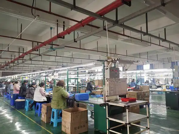 贵州频道 地方联播  扶贫车间已有4条生产线开足马力生产,工人们带着