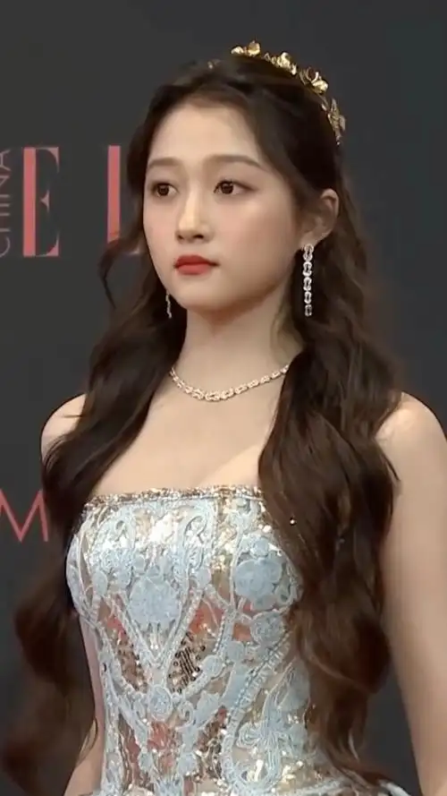 关晓彤身着蓝色鎏金礼裙走红毯大家闺秀的感觉来了