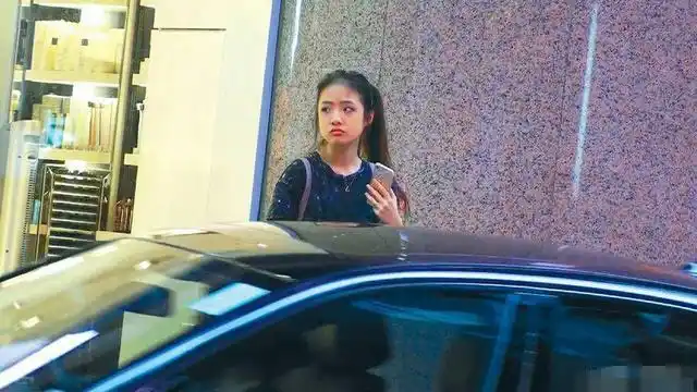 小女儿张瑶萱也已12岁了,有一位女记者当天十分八卦地站起来询问他,"