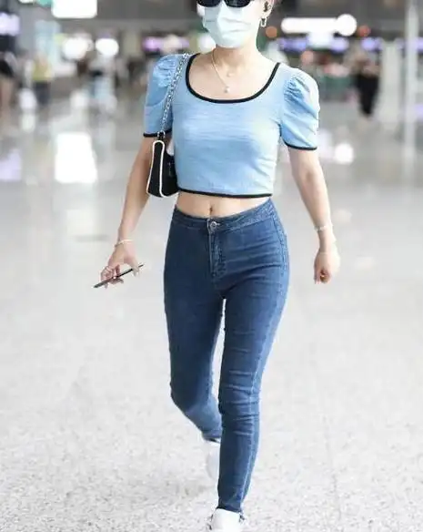 袁娅维穿泡泡袖短上衣秀蛮腰,紧身牛仔裤大方展示好身材