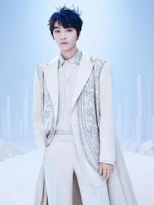 王俊凯回望#平等的羡慕每一双听过王俊凯新歌的耳朵,白色披风头戴皇冠