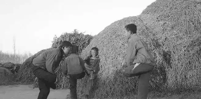 老照片80年代农村娃的童年看着看着就泪流满面了