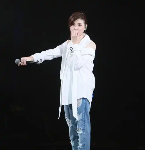 48岁苏慧伦冻龄外貌保养得宜 与28年前旧照对比几乎无差异