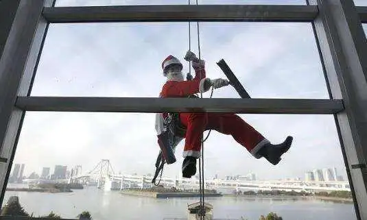 无锡"蜘蛛人"正在高空作业,修补外墙防水,安全绳突然被人割断|消防员_