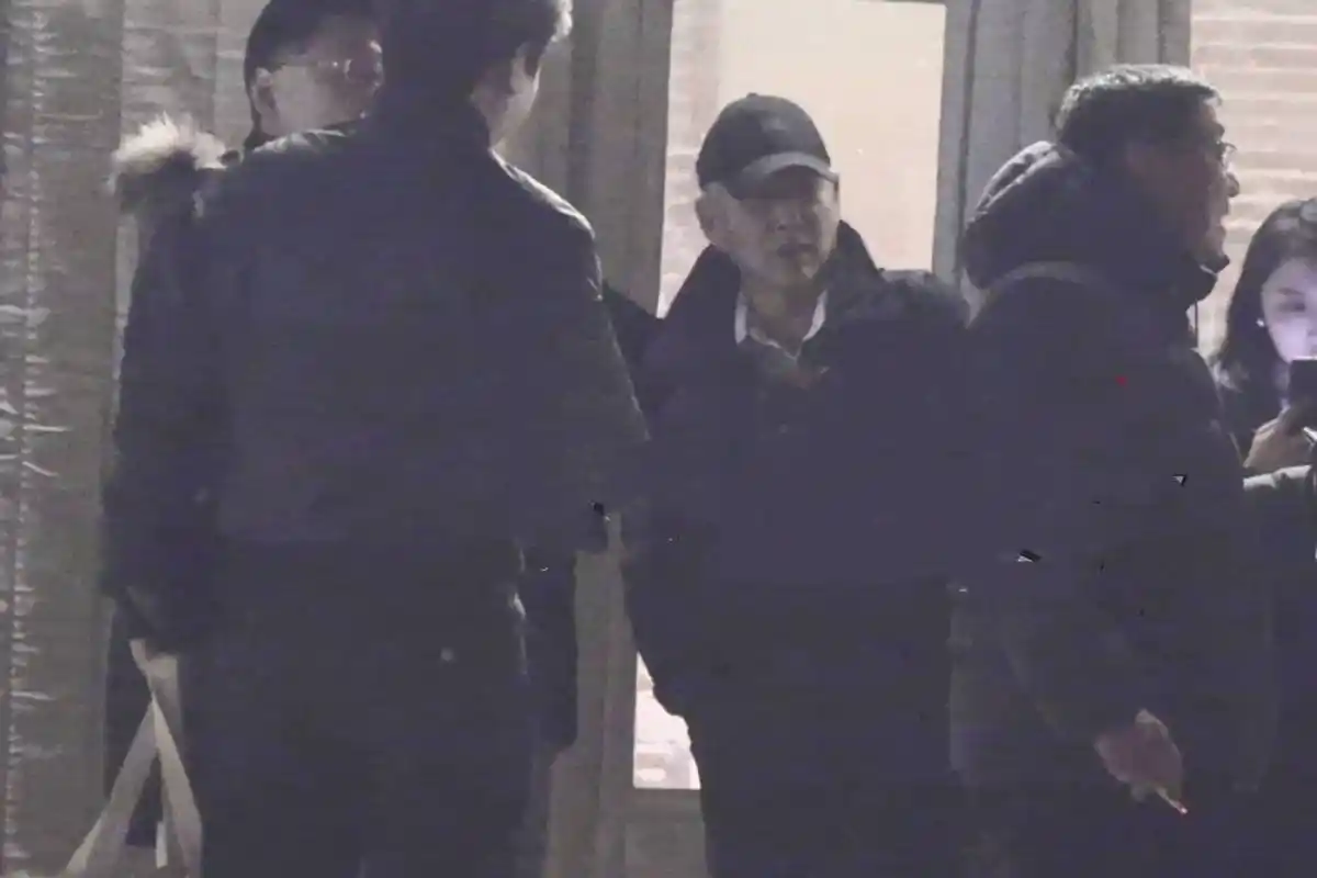 67岁陈道明驾豪车聚餐