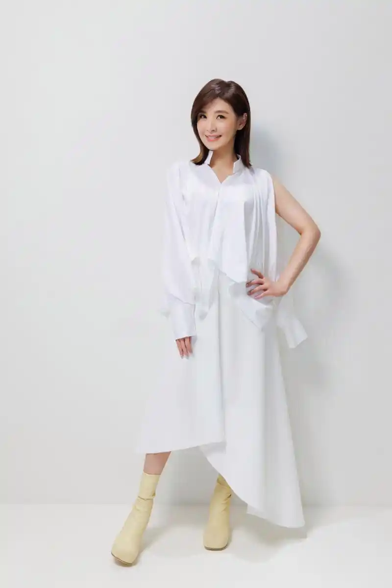 台湾歌星苏慧伦以清丽的外貌,脱俗的气质,在歌坛脱颖而出,成为青春