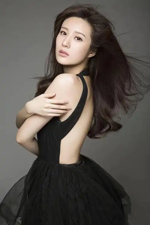 邬倩倩 :第7734期时尚潮流美图欣赏