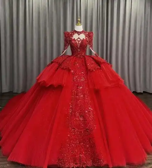 新娘的红色精美礼服