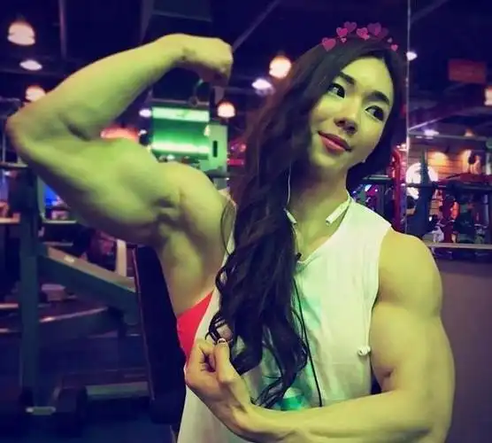 韩国女子练出一身发达的肌肉,被称为"女版施瓦辛格"