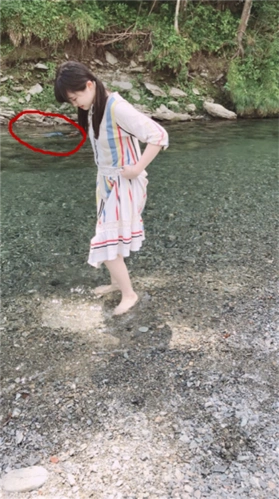 日本女星河边开心玩水照片意外拍到诡异身影