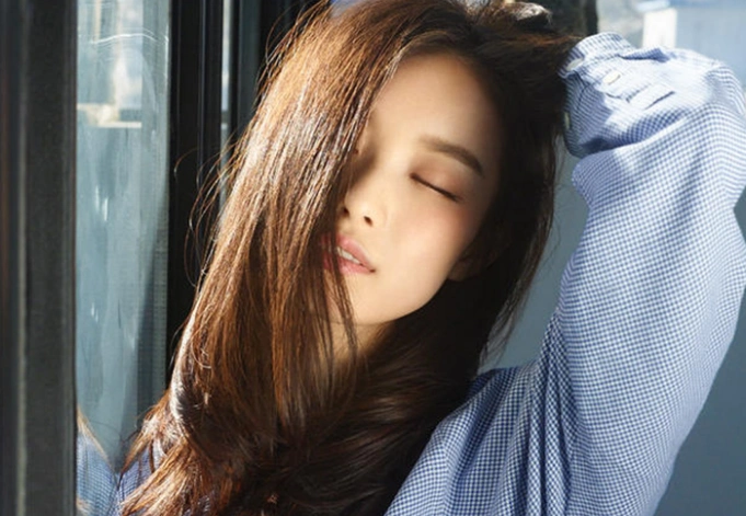 倪妮有一双细长的桃花眼,笑起来弯成月牙状,让人如沐春风