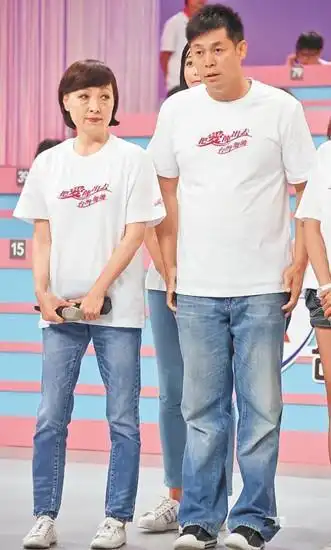 曾宝仪妈前男友曝新恋情与短发美女当街挽手曾与宝妈吃面aa制