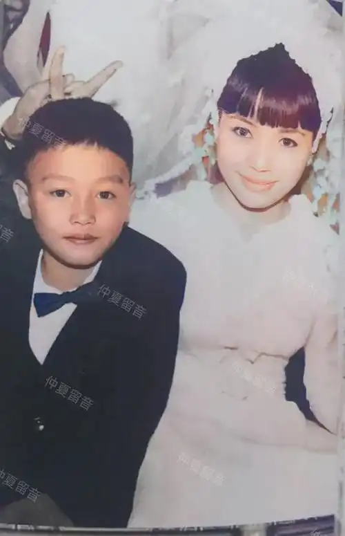 60年代张国荣童年照小小年纪已有明星相古灵精怪让人看了喜欢