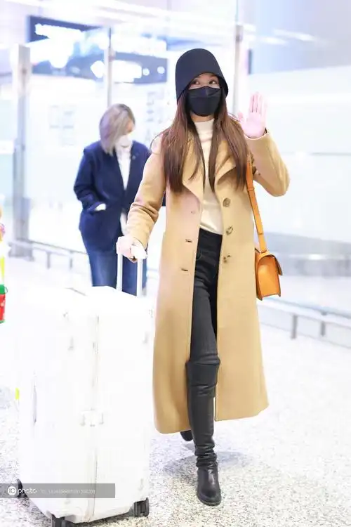 街拍文咏珊卡其色毛呢大衣白色打底衫过膝靴盆帽温柔优雅