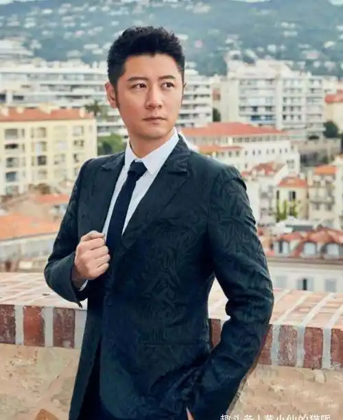 他漂亮成功后穿出西装来真的是一表人才,玉树临风,很有四十岁男人的