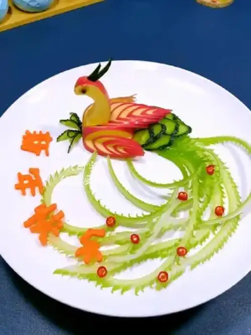 吉祥孔雀,做法简单,一看就会#创意果盘 #果蔬雕刻#摆盘技巧