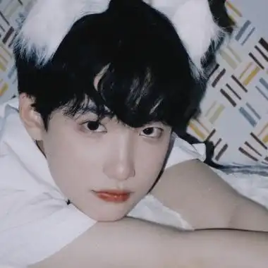 禾白卖萌系男生头像好事会到来在那之前你要坚持等下去