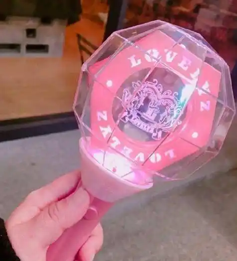 "小姑娘刚说完,就拿了五颜六色的应援棒展示在林烟然面前.