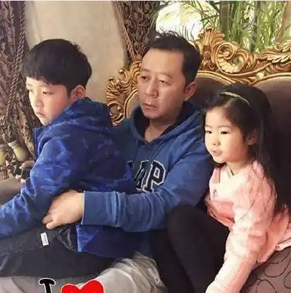 郭涛一双儿女做花童,石头胖出三层下巴,妹妹撒花一脸不情愿_婚礼