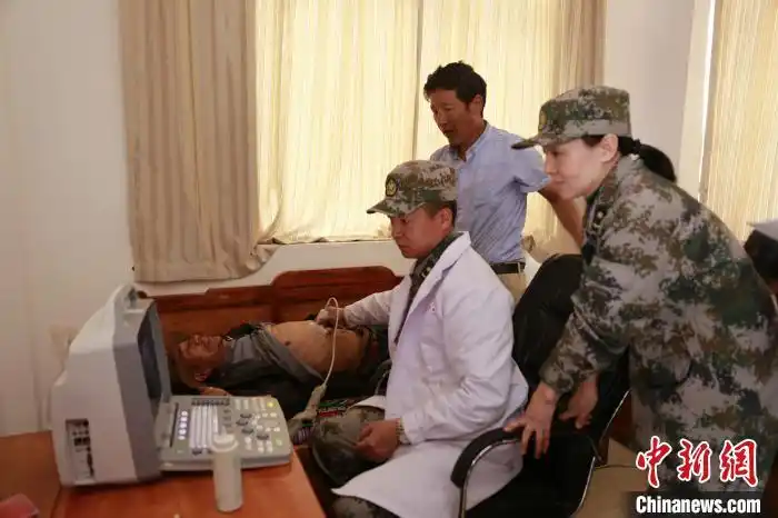 军医朱震宇勇攀生命禁区的舞刀人