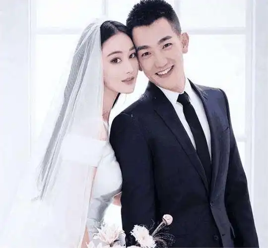 张馨予与老公甜蜜出游,何捷掌镜给爱妻拍美照,夫妻低调的秀恩爱