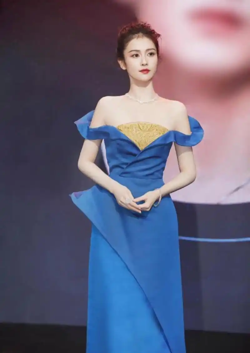 白鹿这身蓝色礼服裙造型好美,高贵典雅,肌肤白皙,温柔甜美,浑身散发着