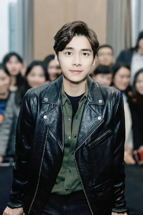 挑战每天按相册顺序发一张李易峰的照片##园园不断