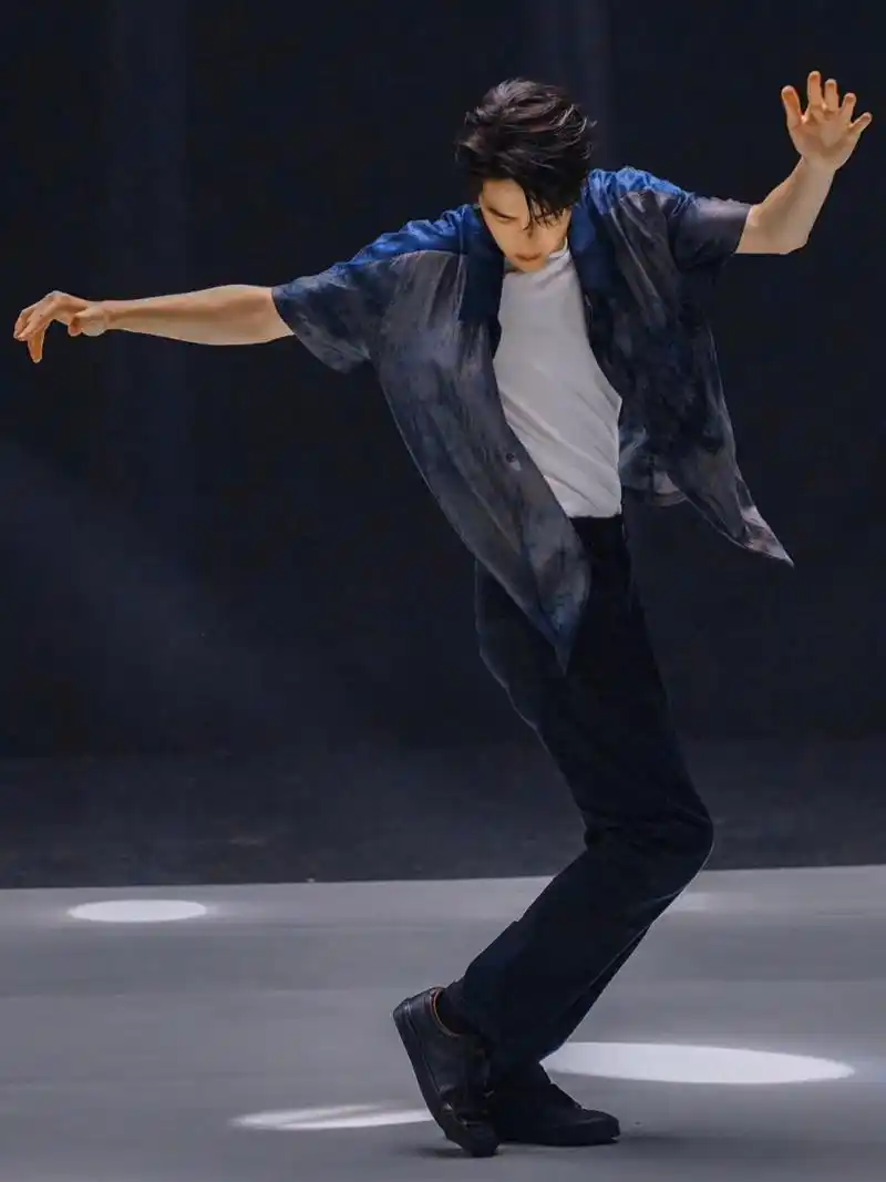 王一博跳舞会发光吧 他要只要一跳舞,整个人就不一样了,真正作为艺术