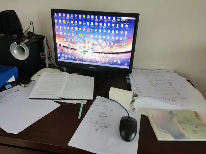 会议室里被各种资料堆着的桌子,和永远被文件占满的电脑屏幕.