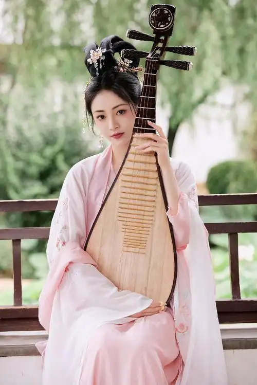 犹抱琵琶半遮面周洁琼古风写真翩跹起舞