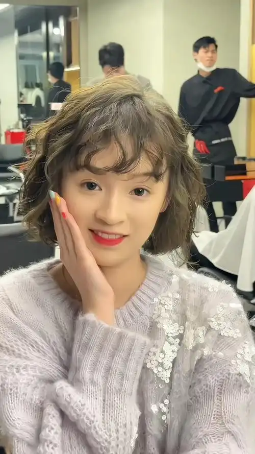 不会老气的烫发减龄必备发型短发烫发