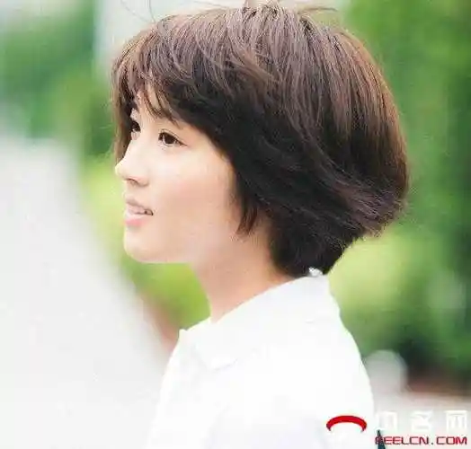 她的这款短碎发发型用蓬松的设计以及个性的刘海来凸显本人的时尚个性