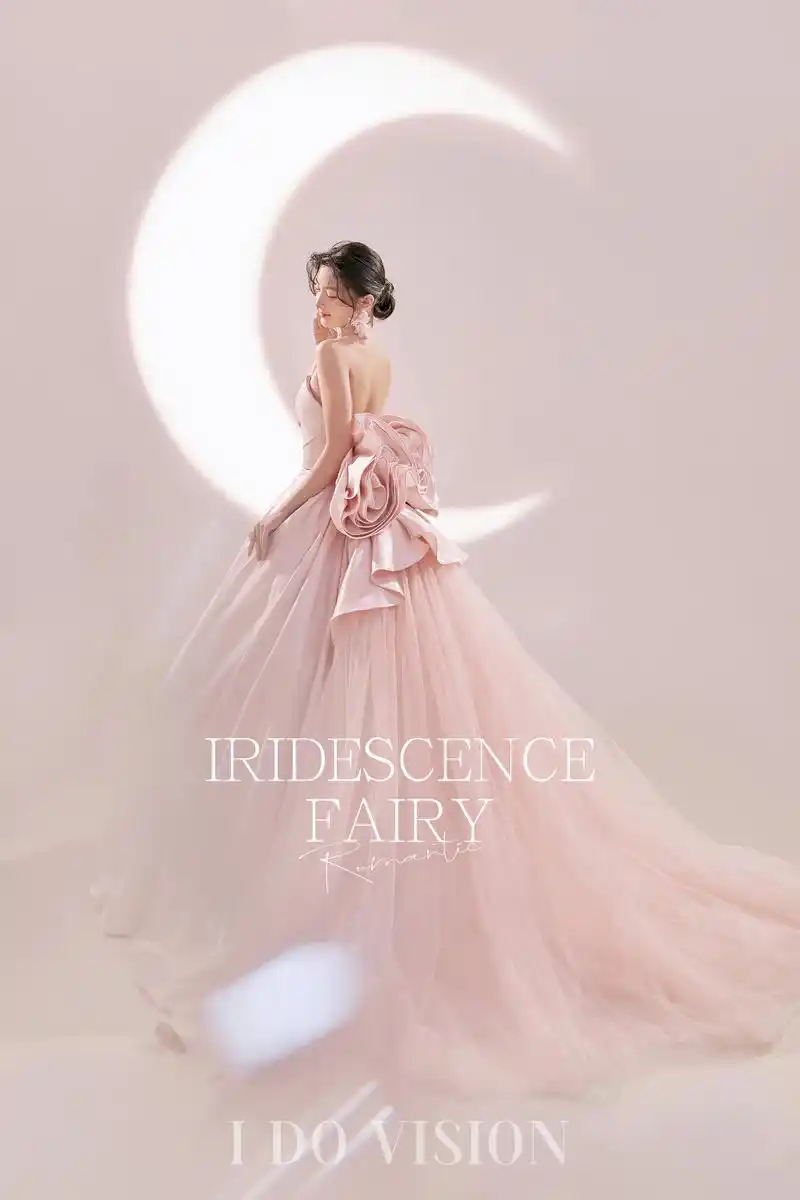 室内婚纱照,华美绝伦,光影交错  在室内的柔和灯光下,彩纱婚纱照散发