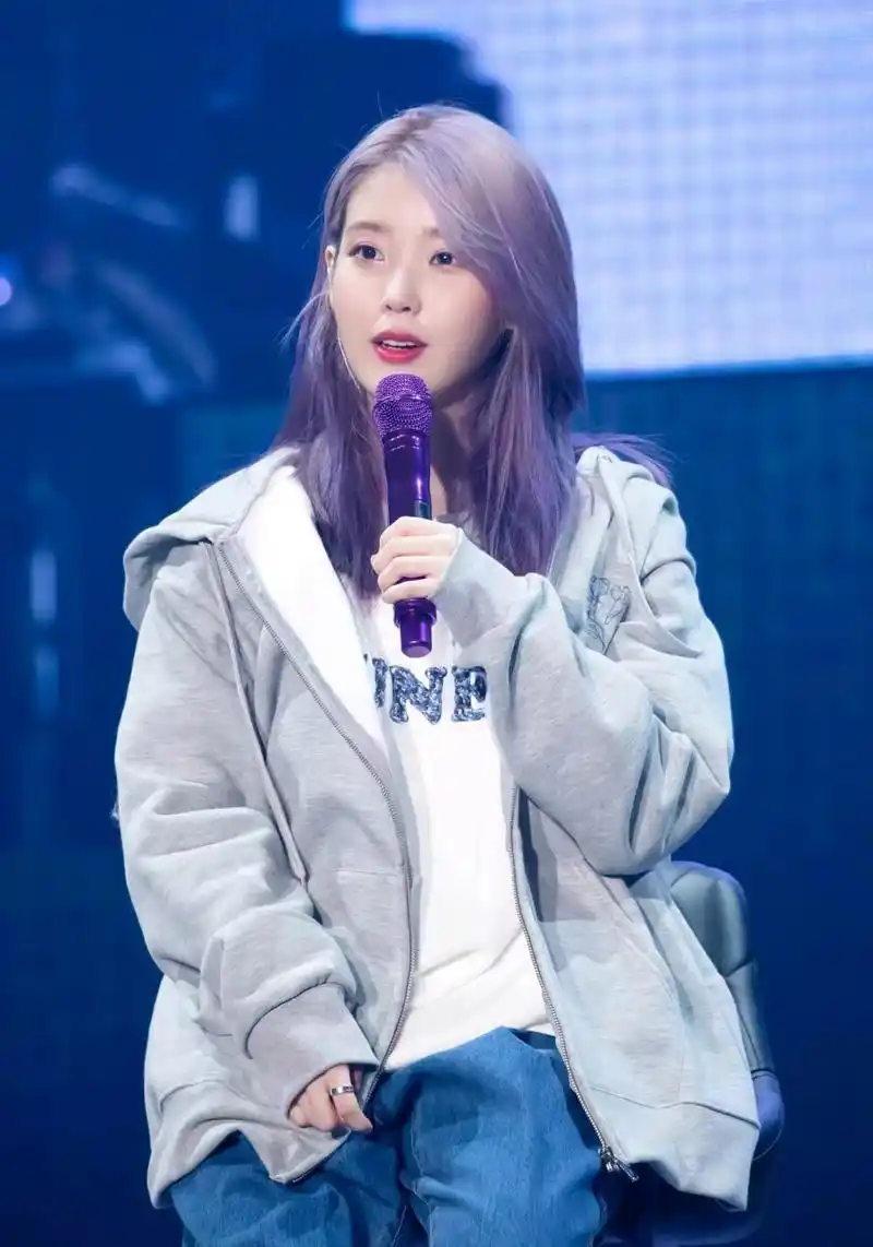 iu李知恩卫衣 牛仔裤,清纯甜美爆表啦!