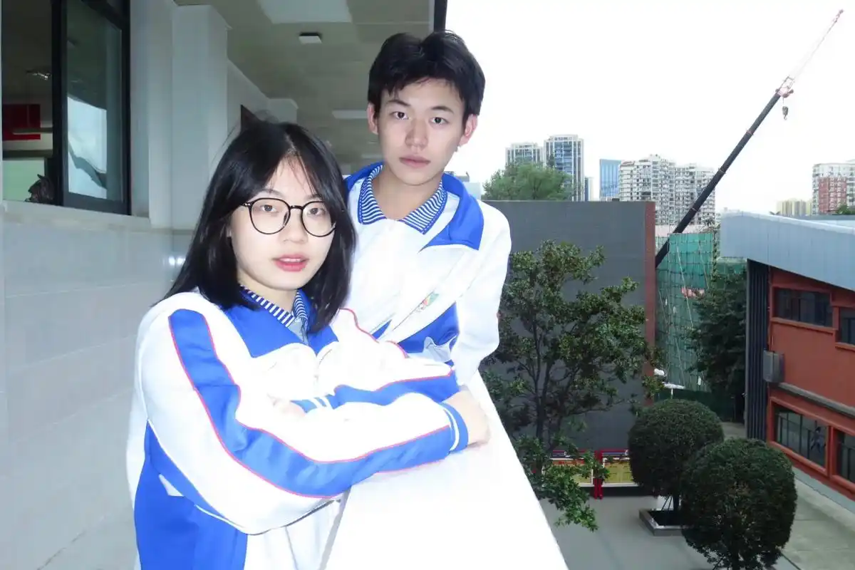 小组讨论 除了课题什么都讨论#男高中生 #校园生活 #合照  - 抖音