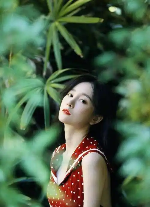 张檬太撩人了,穿红色波点连体裤大胆秀美背,自信的人最美_旗袍_的设计