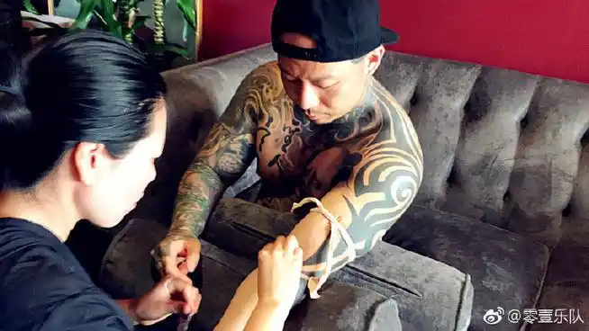 零壹乐队新专辑封面,由纹身大师傅海林手绘完成.这次我用的是真血