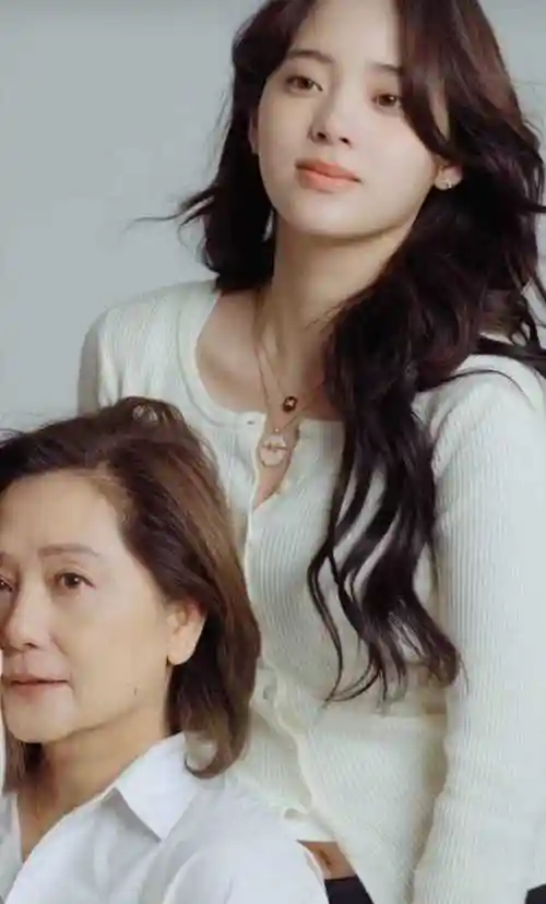 除了服饰上的亮点,欧阳娜娜与家人的互动更是这组照片的灵魂所在.