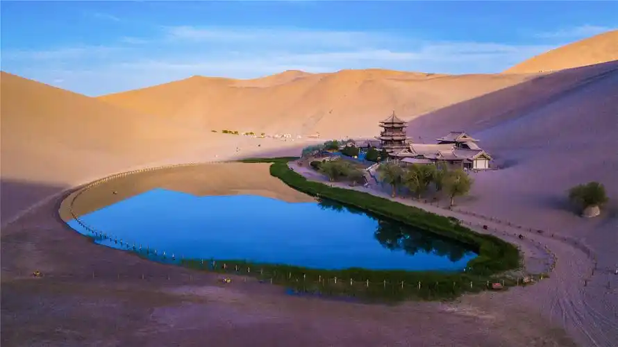 敦煌大漠:生态环境改善 月牙泉水位上升_中国酒泉网