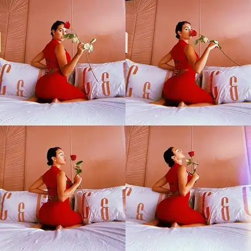 c罗女友乔治娜半卧游艇秀钻戒后背肉多挤出沟太过炫耀显油腻