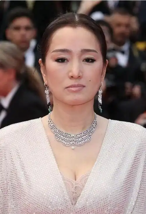 巩俐:靠红高粱走红,嫁人后改国籍,2023年和法国总统坐飞机回国