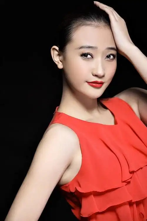 新气质女生阎娜拍写真 烈焰红唇大展妩媚风情