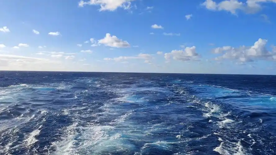 蔚蓝的天空与大海/海上风景