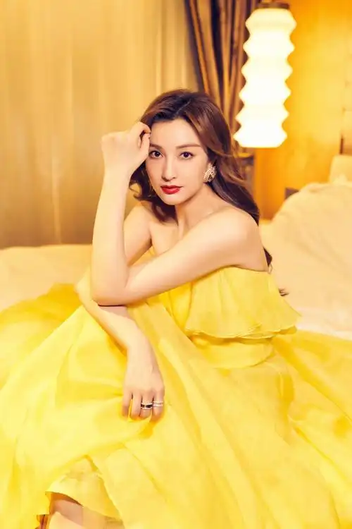 吴昕亮黄色抹胸裙写真图片