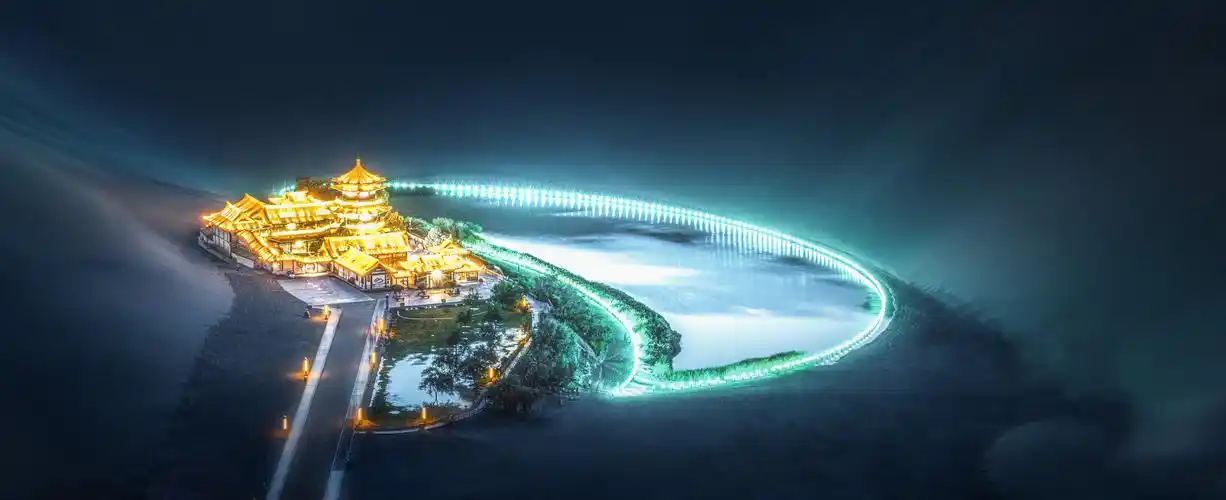 夜色阑珊月牙泉 crescent lake at night