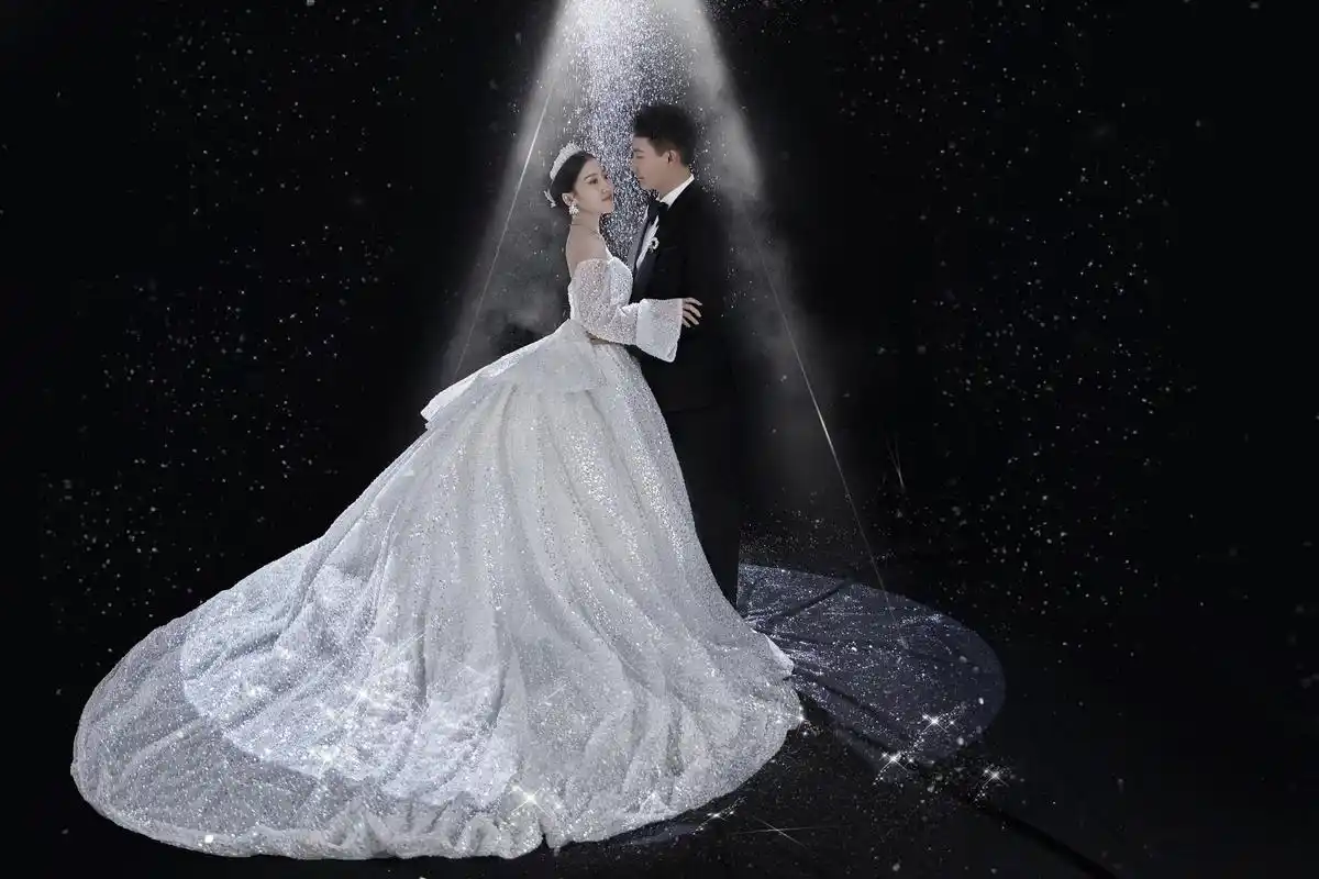 2024超火星空系列婚纱照.世界上美好的东西不太多,傍晚从远 - 抖音