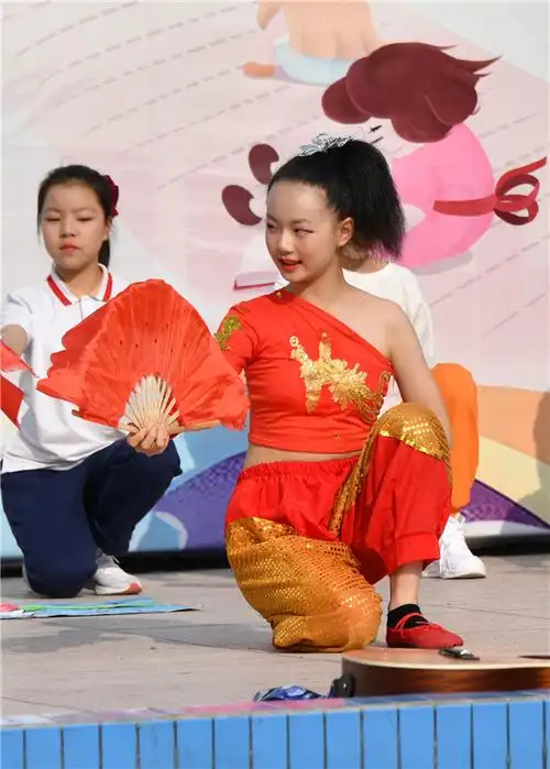 成飞小学六年级四班学子绽放青春风采向十二岁出发