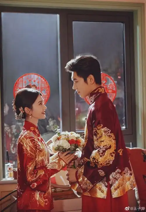 组图:毛晓彤王子异《心想事成》剧照曝光 穿中式婚服喜庆甜蜜