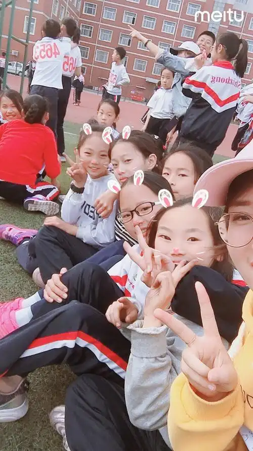 4.25油田十中小学部三四五年级运动会正式开幕啦!"我运动,我快乐!